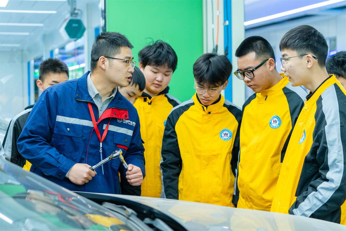 初中学汽修三年有用吗／学修车去学校好还是店里好